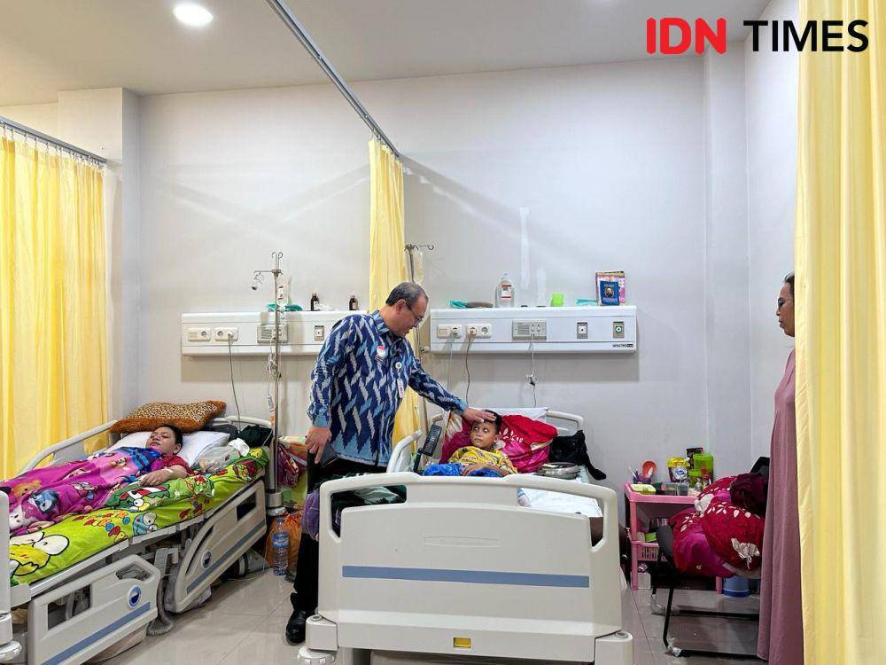 Direktur Soedarso Pontianak mengunjungi pasien di ruangan anak. (IDN Times/Teri).