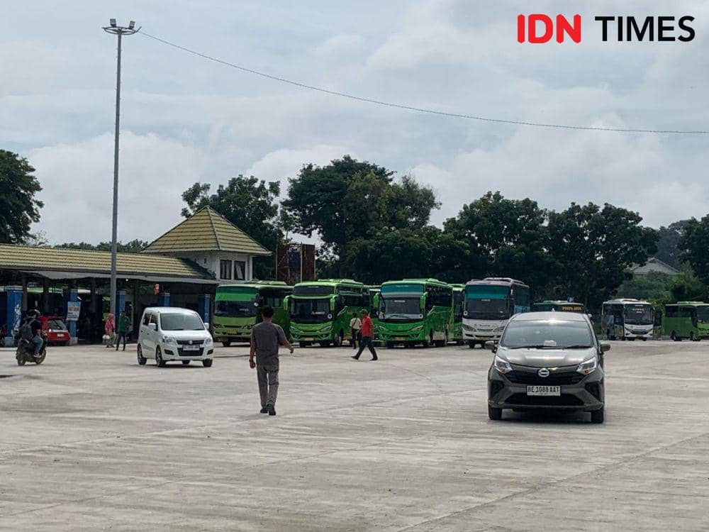 Terminal Rajabasa Bandar Lampung. (IDN Times/Rohmah Mustaurida)