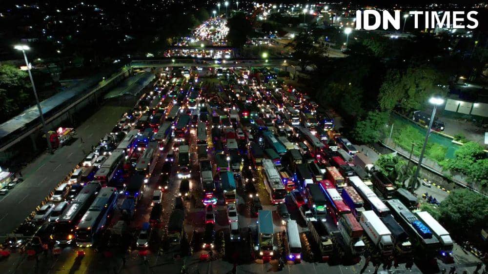 Pemudik di Pelabuhan Merak pada Sabtu malam (6/4/2024) (IDN Times/Khaerul Anwar)
