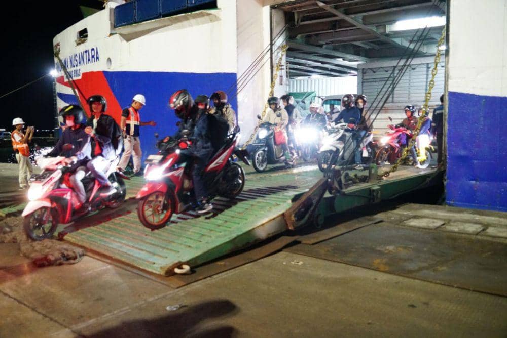 Ratusan Pemudik Motor Diangkut KM Panorama Tiba di Pelabuhan Panjang