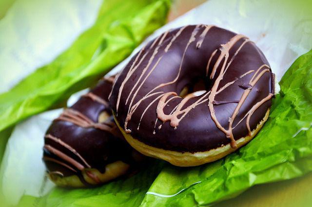 Resep Donat Cokelat Klasik, Empuk dan Legit