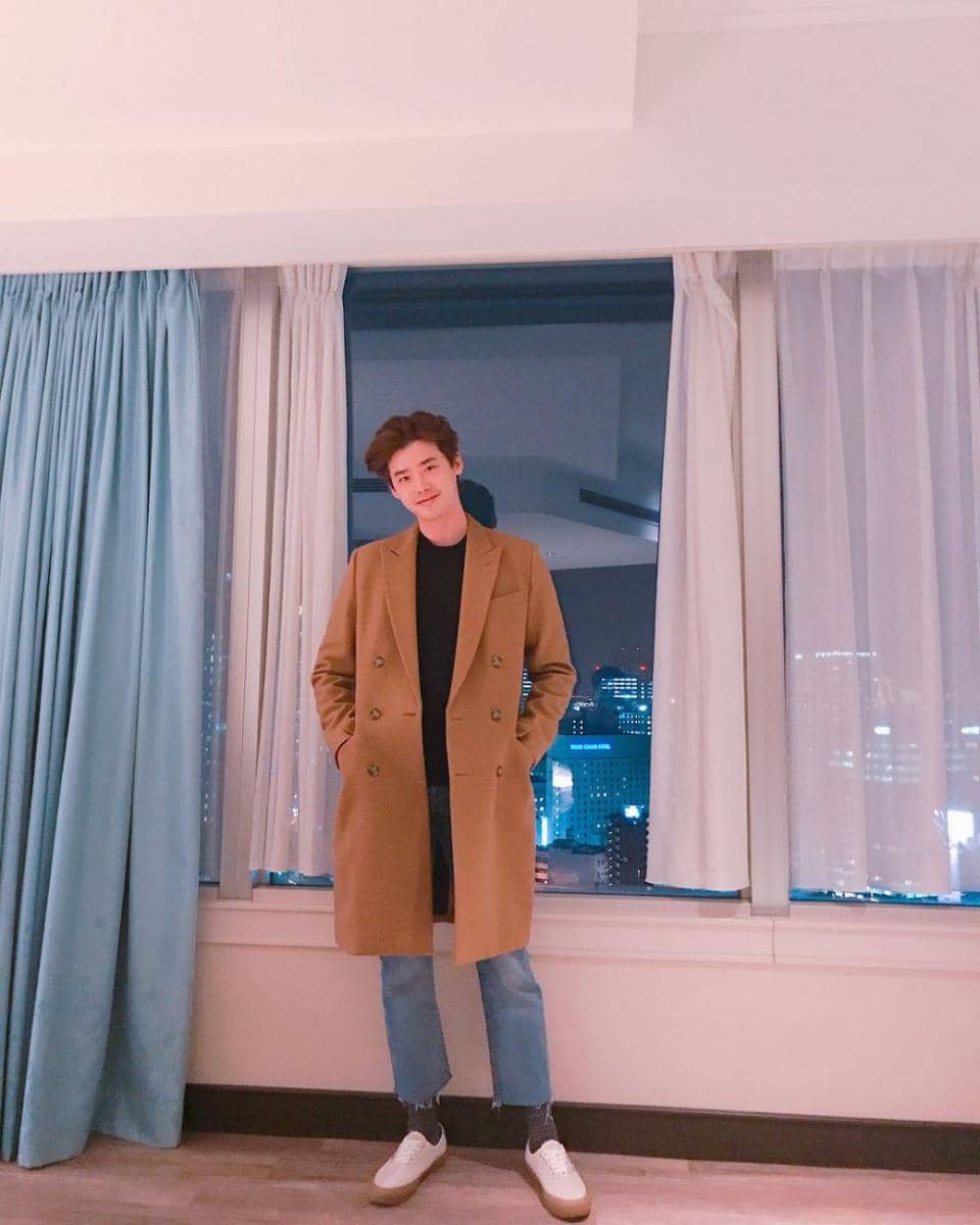 mix and match blazer ala Lee Jong Suk (instagram.com/jongsuk0206)