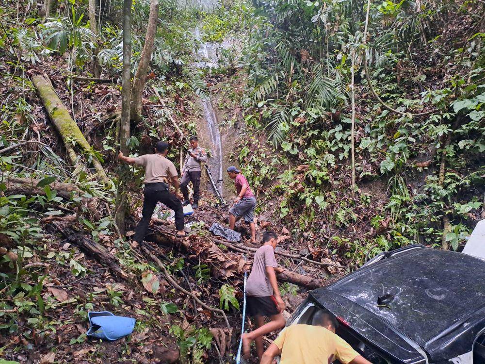 Kecelakaan lalu lintas di Pesisir Barat menyebabkan satu orang meninggal (5/4/2024). (IDN Times/Istimewa)