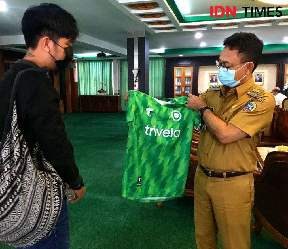 Owner Trivela, Ikhsan Ginanjar bertemu Mantan Wali Kota Pontianak, Edi Kamtono. (IDN Times/ig @penendangbebas).