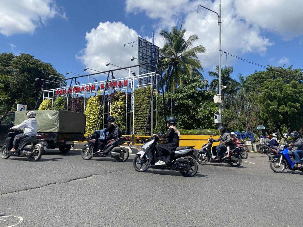 Jalan di pertengahan Kota Banjarmasin.