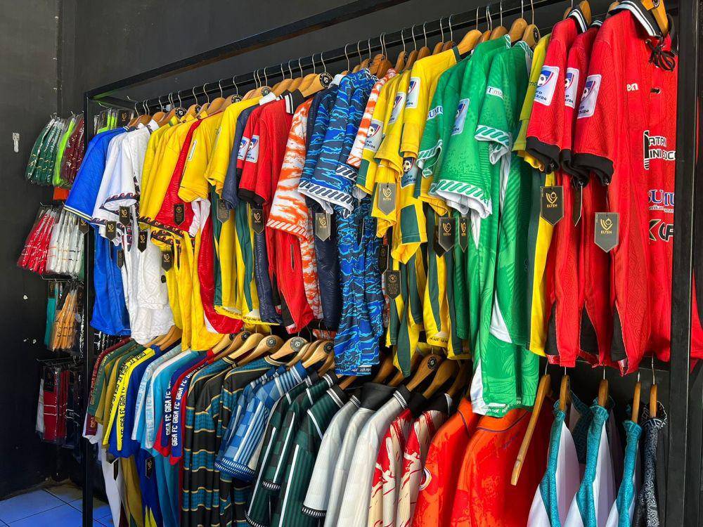 Penampakan produksi jersey di store Elten Apparel berada di Kota Metro. (Dok. Elten Apparel).