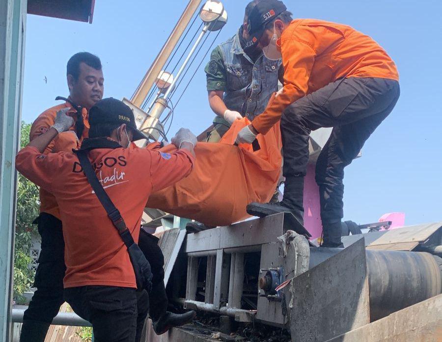 Dikira Boneka, Lansia Ditemukan Tersangkut di Rumah Pompa Surabaya