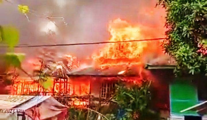 Dipicu Korsleting Listrik, 17 Rumah Warga di Bima Hangus Terbakar