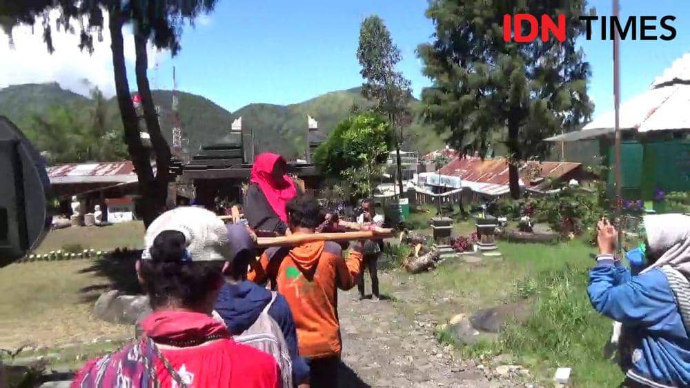 Moment mbok Yem pemilik warung tertinggi turun gunung Lawu dengan cara ditandu untuk merayakan lebaran di kampung. IDM Times/ Riyanto