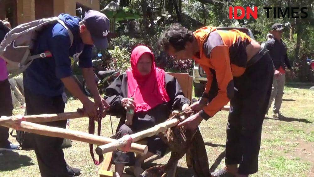Moment mbok Yem pemilik warung tertinggi turun gunung Lawu dengan cara ditandu untuk merayakan lebaran di kampung. IDM Times/ Riyanto