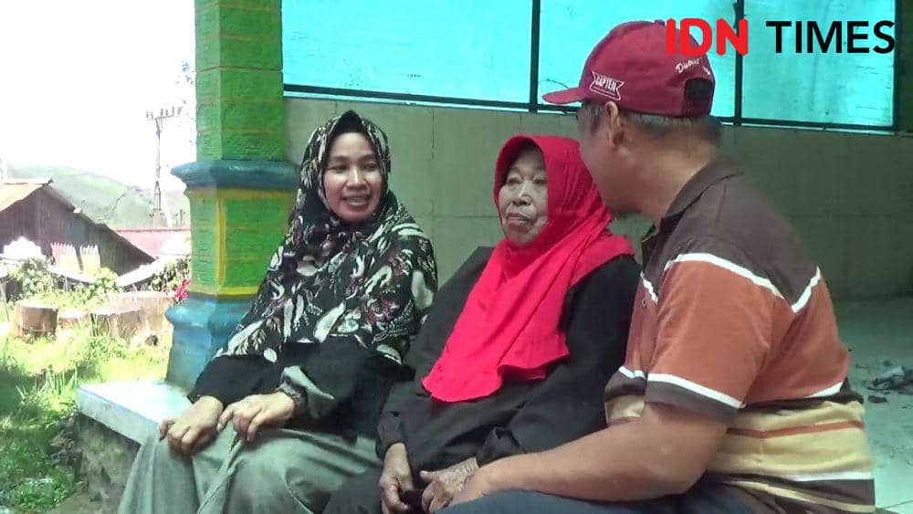 Moment mbok Yem diserbu fansnya untuk berfoto bersama. IDN Times/ Riyanto