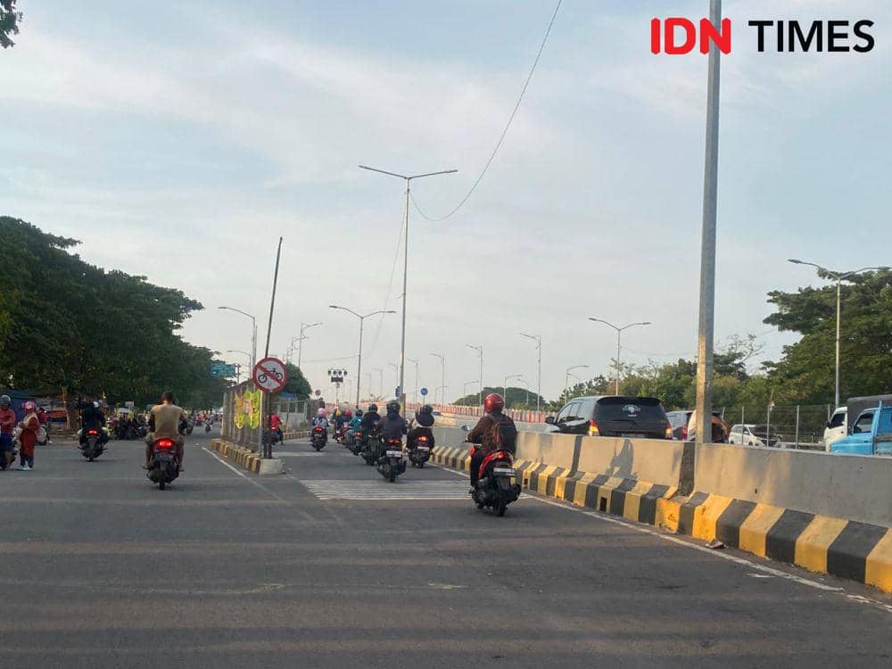 Kendaraan yang keluar Surabaya lewat Suramadu. (IDN Times/Khusnul Hasana)