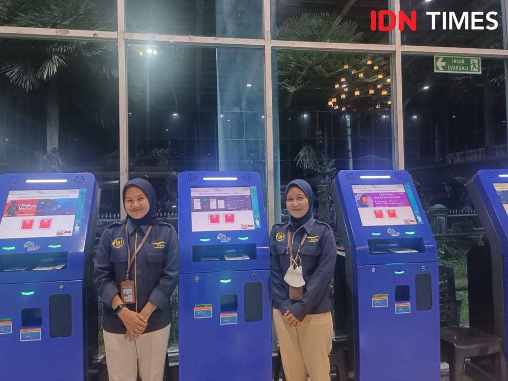 Istilah libur saat merayakan Hari Raya Idul Fitri seolah tak berlaku bagi Rini (30), seorang petugas pelayanan tiket penumpang kapal di Pelabuhan Bakauheni