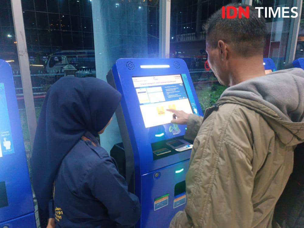 Istilah libur saat merayakan Hari Raya Idul Fitri seolah tak berlaku bagi Rini (30), seorang petugas pelayanan tiket penumpang kapal di Pelabuhan Bakauheni