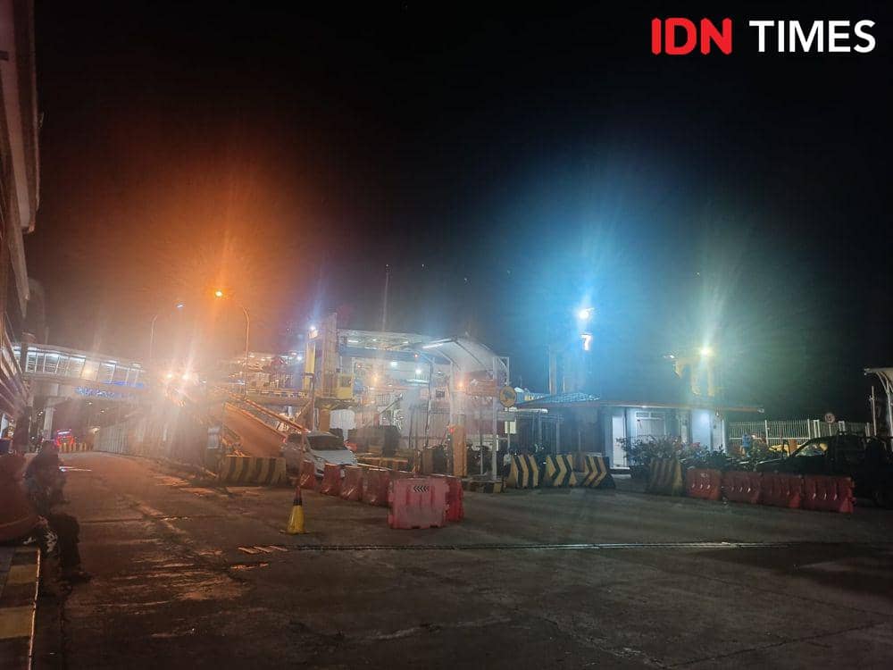 Suasana malam hari H-4 Lebaran 2024 di Pelabuhan Bakauheni. (IDN Times/Tama Yudha Wiguna).