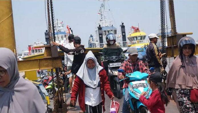 Keluar masuk penyeberangan feri di Banjarmasin.