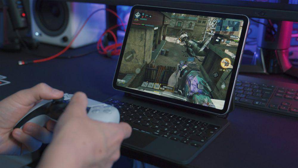 ilustrasi memainkan game menggunakan emulator (Unsplash/Onur Binay)