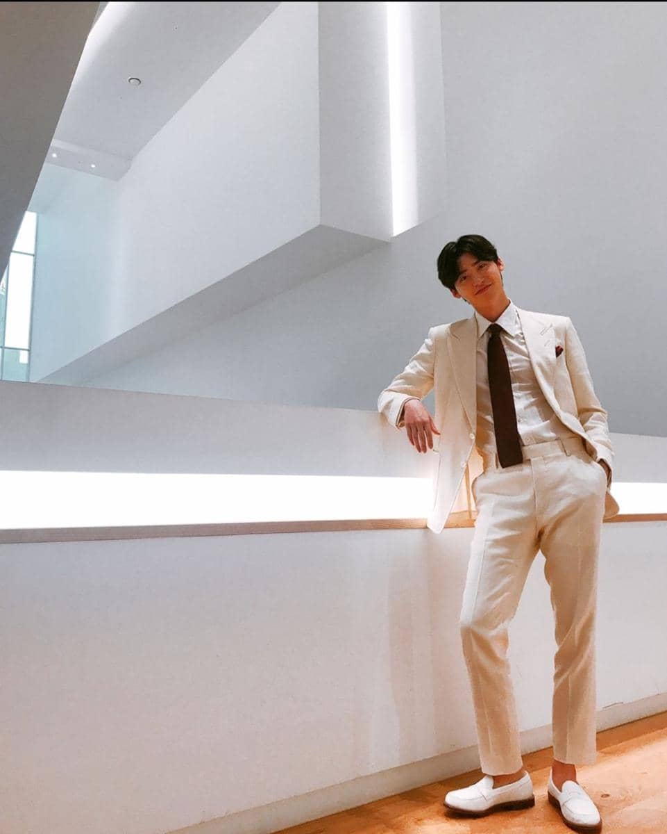 mix and match blazer ala Lee Jong Suk (instagram.com/jongsuk0206)