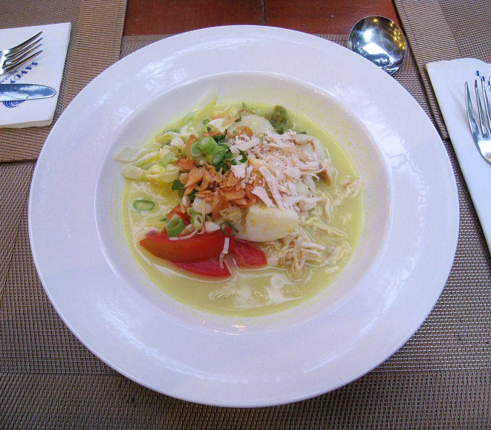 soto ayam (commons.wikimedia.org/Gunawan Kartapranata)