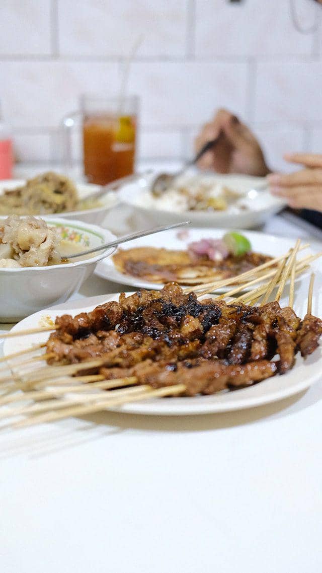 sate ayam (unsplash.com/Syauqy Ayyash)