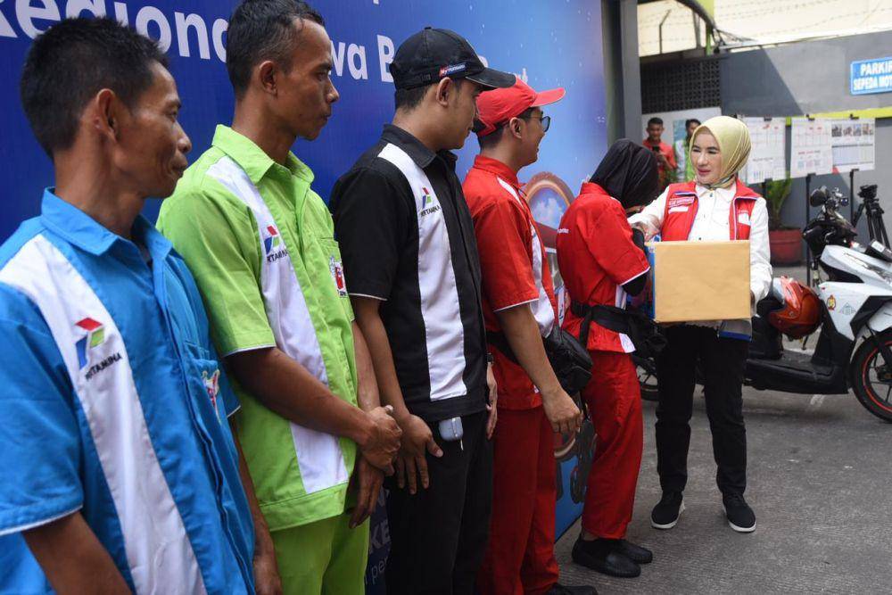 Direktur Utama Pertamina Nicke Widyawati memberikan secara simbolis bingkisan Lebaran kepada petugas SPBU saat kegiatan Kunjungan Satgas RAFI 2024 di SPBU 34.402.02, Soekarno Hatta, Batununggal, Bandung, Jawa Barat pada Jumat (5/4/2023) (Dok. Pertamina)
