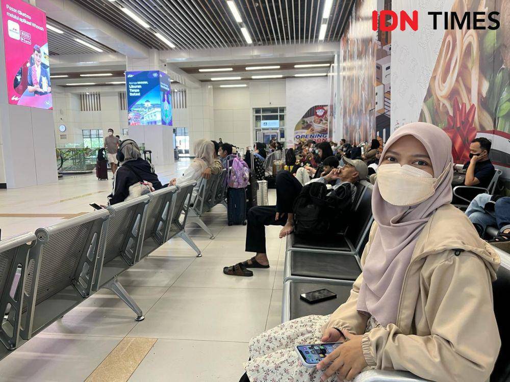 Suasana penumpang di Stasiun Kereta Cepat Whoosh di Halim Perdanakusuma, Jakarta Timur. (IDN Times/Triyan)