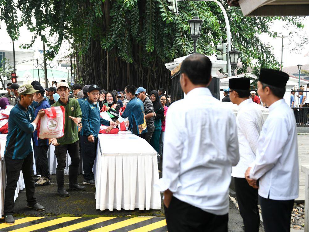 Bantuan Sembako Jelang Idul Fitri, Warga Terima Kasih ke Jokowi