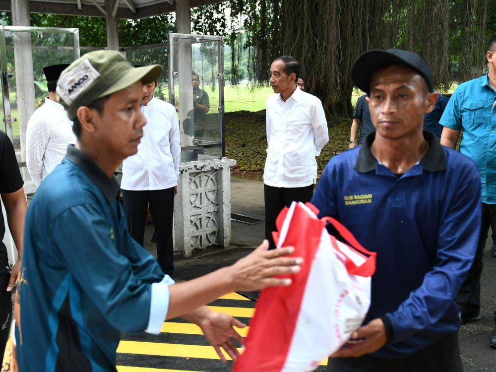 Warga terima bantuan sembako di Bogor (Sekretariat Presiden)