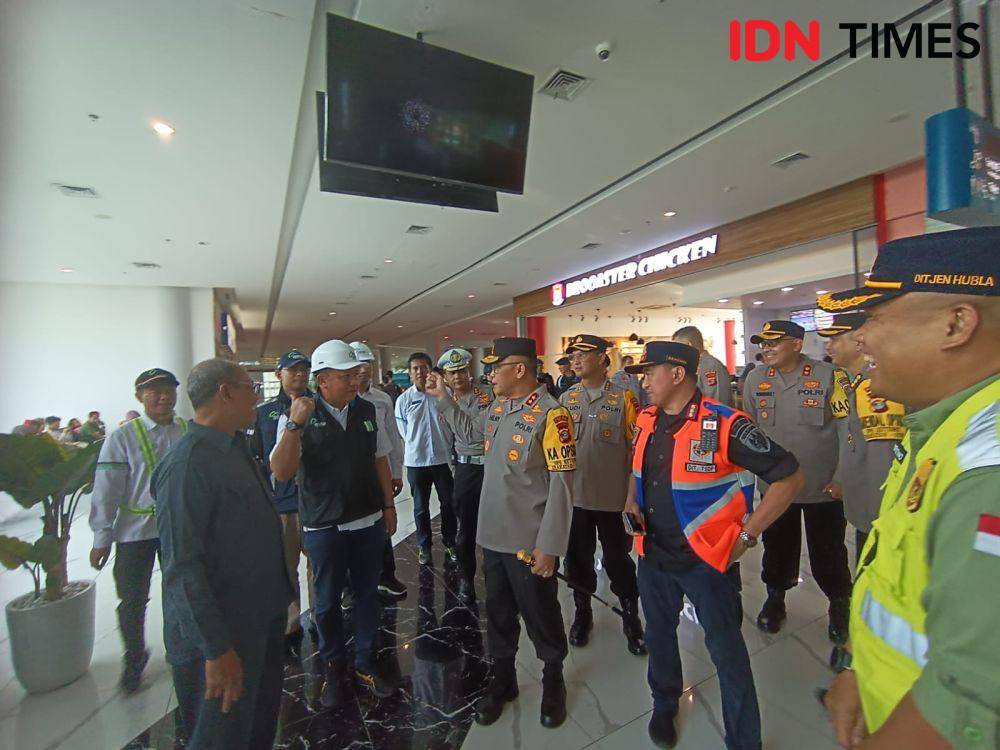 Kapolda Lampung, Irjen Pol Helmy Santika meninjau Pelabuhan Bakauheni, Sabtu (6/4/2024). (IDN Times/Tama Yudha Wiguna).