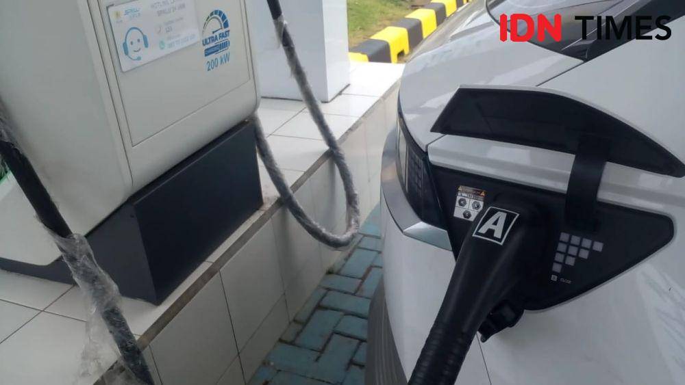 Stasiun Pengisian Kendaraan Listrik Umum (SPKLU) berlokasi di Jalan Tol Trans Sumatera (JTTS) ruas Lampung KM 20 B, Sabtu (6/4/2024). (IDN Times/Martin L Tobing).