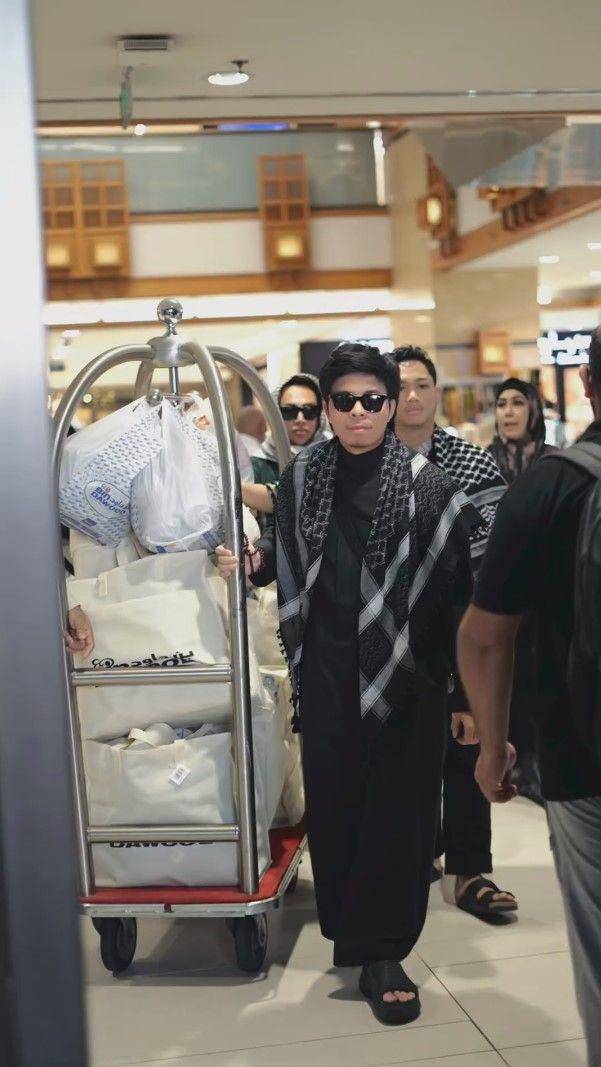 potret Atta Halilintar bagi-bagi takjil di Makkah (instagram.com/attahalilintar)