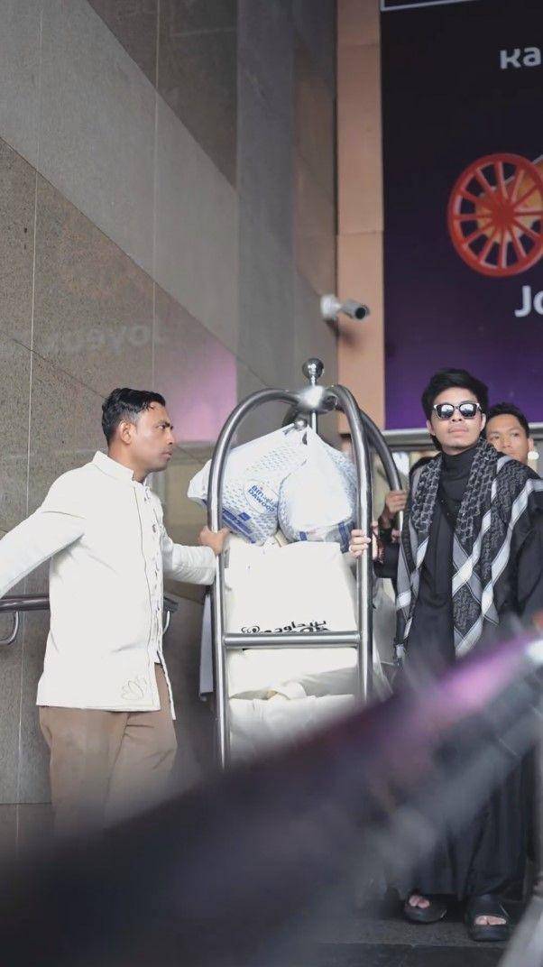 potret Atta Halilintar bagi-bagi takjil di Makkah (instagram.com/attahalilintar)