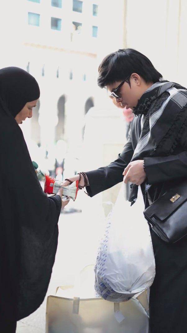 potret Atta Halilintar bagi-bagi takjil di Makkah (instagram.com/attahalilintar)