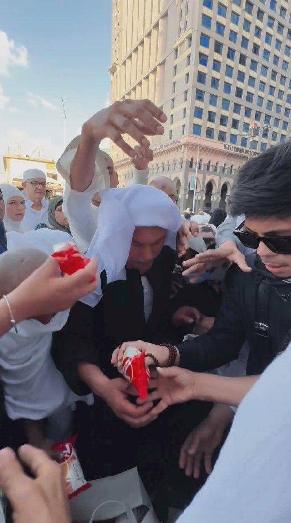 potret Atta Halilintar bagi-bagi takjil di Makkah (instagram.com/attahalilintar)