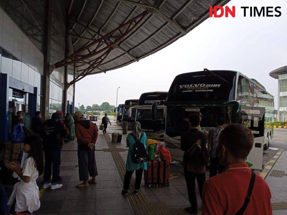 Suasana Terminal Pulo Gebang pada Minggu (7/4/2024). (IDN Times/Sandy Firdaus)