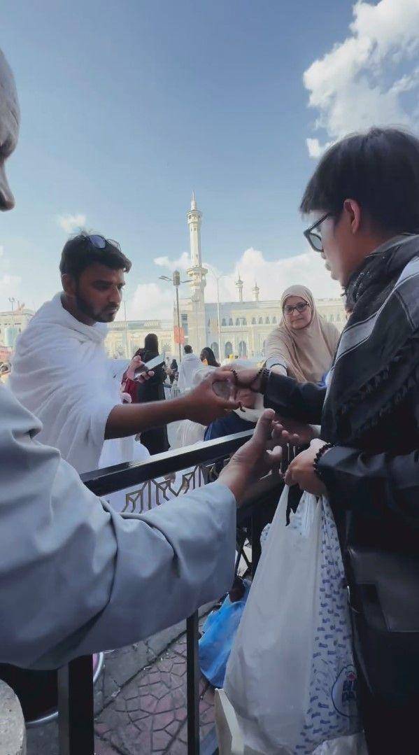 potret Atta Halilintar bagi-bagi takjil di Makkah (instagram.com/attahalilintar)