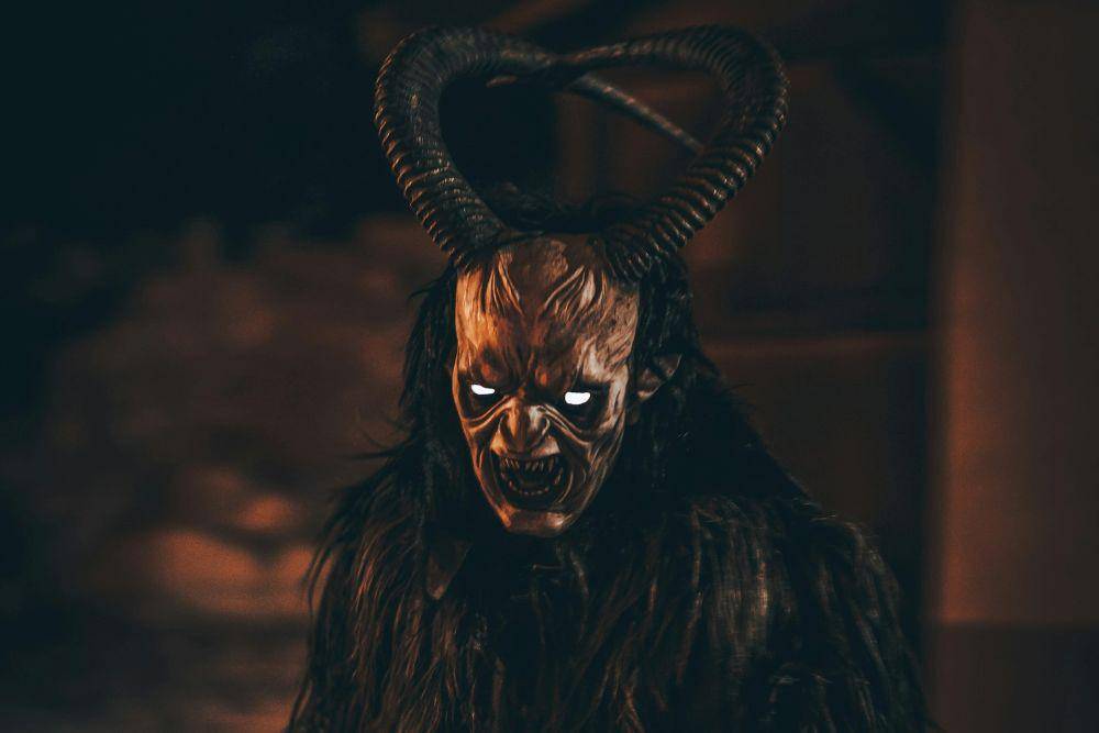 ilustrasi kostum devil (unsplash.com/Alessio Zaccaria)
