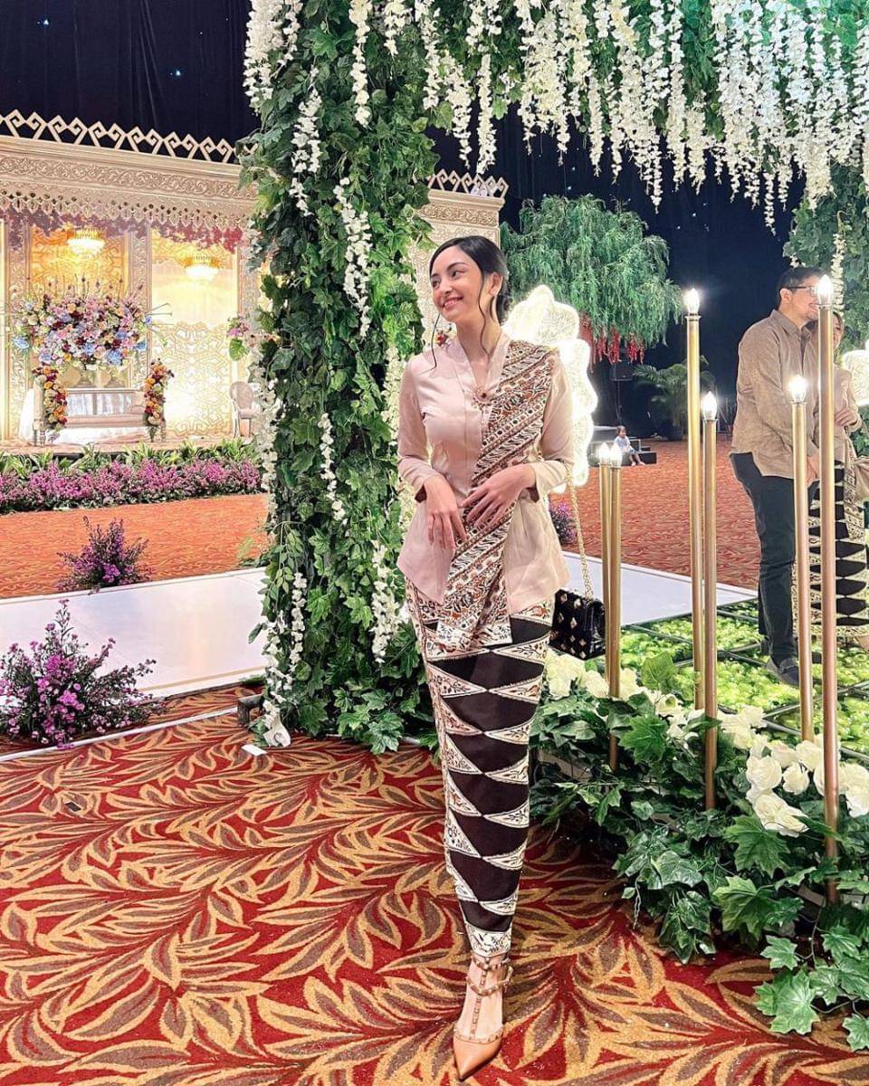 OOTD kondangan ala Valerie Tifanka (instagram.com/valtifanka)