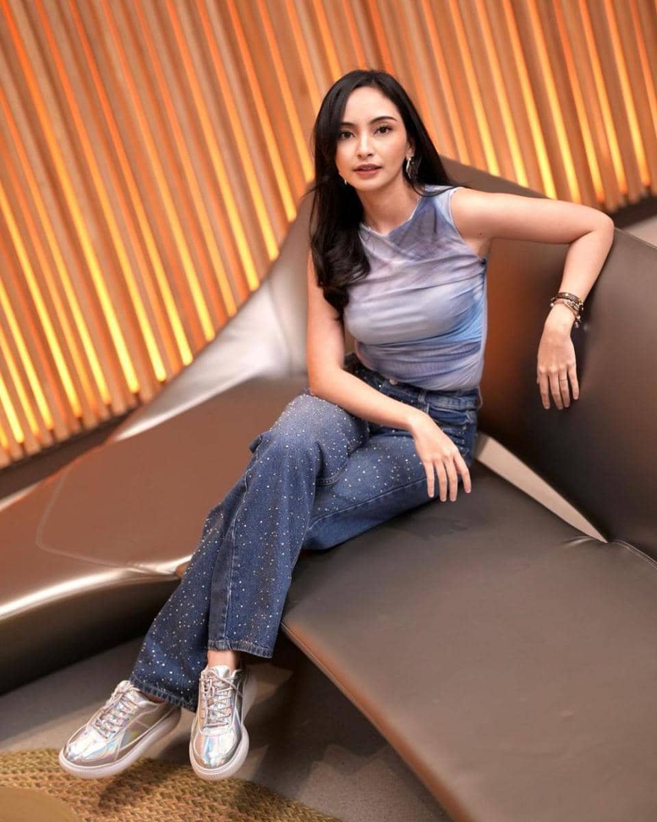 padu padan celana panjang ala Valerie Tifanka (instagram.com/valtifanka)