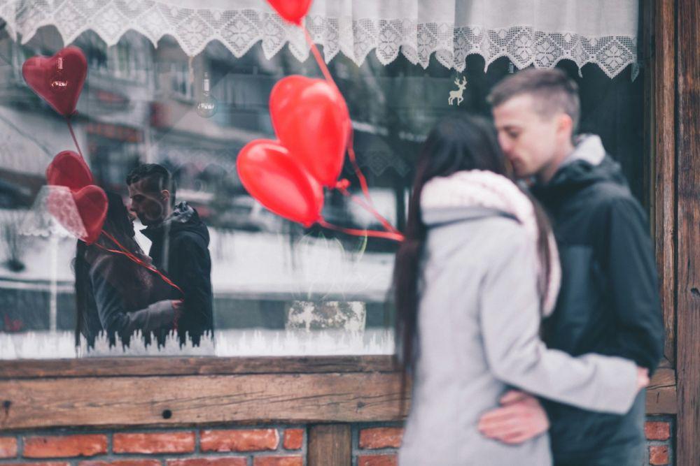 5 Zodiak Dengan Predikat Hopeless Romantic, Ada Cancer si Bucin Abis