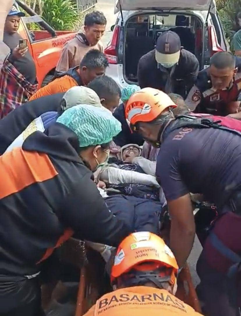 Suasana ditemukan wisatawan mancanegara yang sempat hilang di Sipiso-piso (Dok. Humas Basarnas)