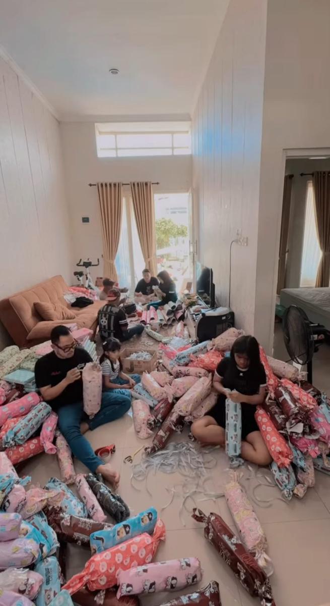 potret Shandy Purnamasari dan suami bagi-bagi bingkisan (instagram.com/shandypurnamasari)