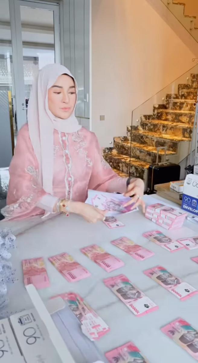 potret Shandy Purnamasari dan suami bagi-bagi bingkisan (instagram.com/shandypurnamasari)