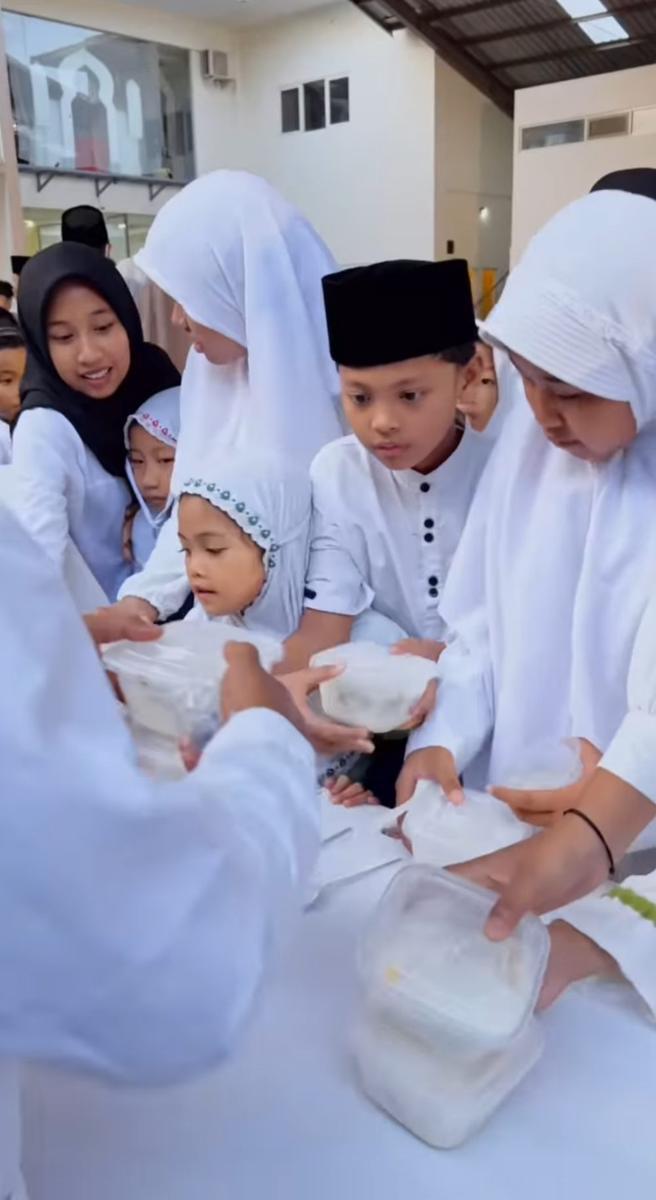 potret Shandy Purnamasari dan suami bagi-bagi bingkisan (instagram.com/shandypurnamasari)