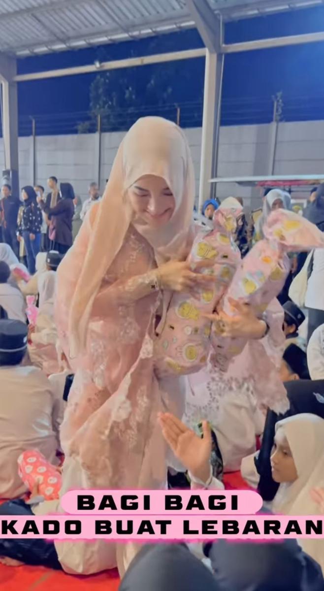 potret Shandy Purnamasari dan suami bagi-bagi bingkisan (instagram.com/shandypurnamasari)