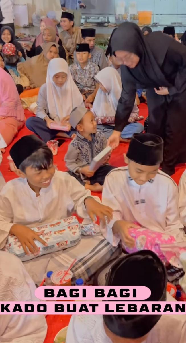 potret Shandy Purnamasari dan suami bagi-bagi bingkisan (instagram.com/shandypurnamasari)