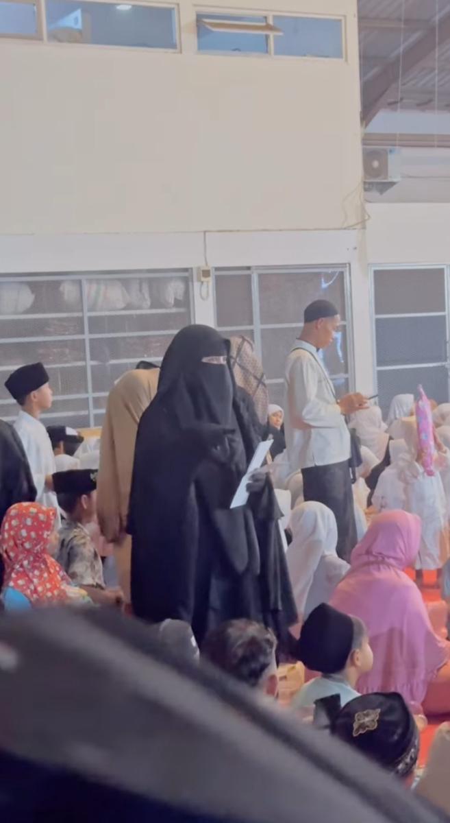 potret Shandy Purnamasari dan suami bagi-bagi bingkisan (instagram.com/shandypurnamasari)