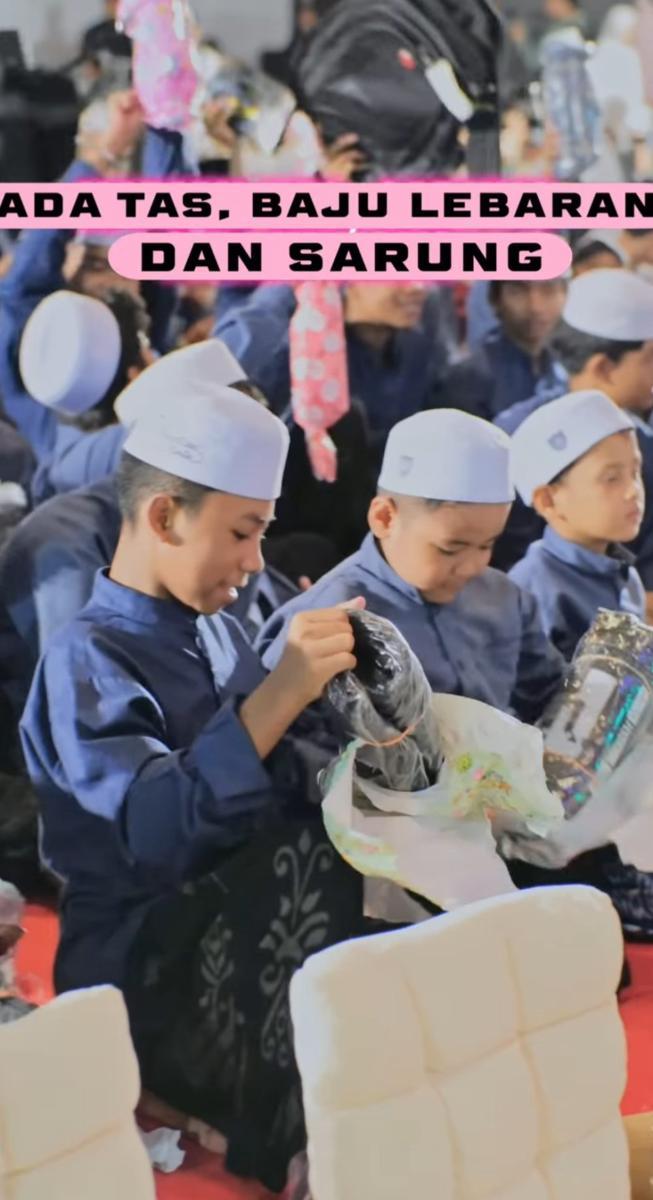 potret Shandy Purnamasari dan suami bagi-bagi bingkisan (instagram.com/shandypurnamasari)
