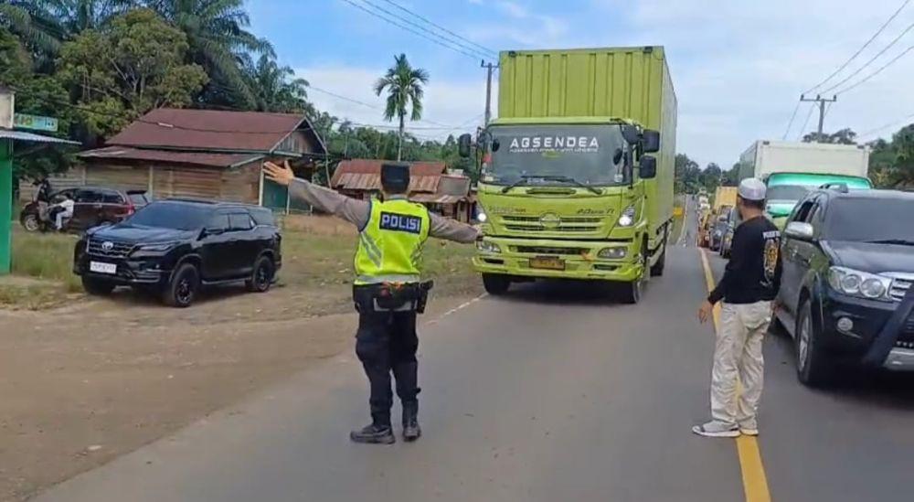 Urai Kemacetan di Jalintim, Kendaraan Sumbu Tiga Masuk Kantong Parkir