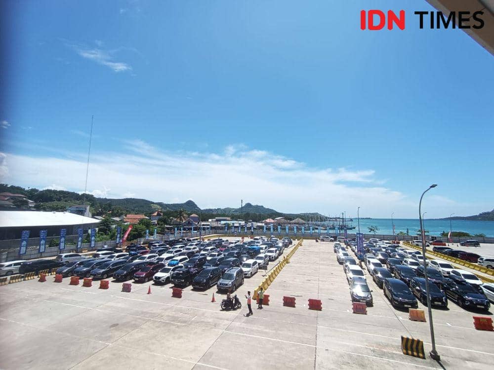 Kondisi kantong parkir di dermaga eksekutif Pelabuhan Bakauheni pada H-3 Lebaran 2024 sekitar pukul 11.45 WIB. (IDN Times/Tama Yudha Wiguna).